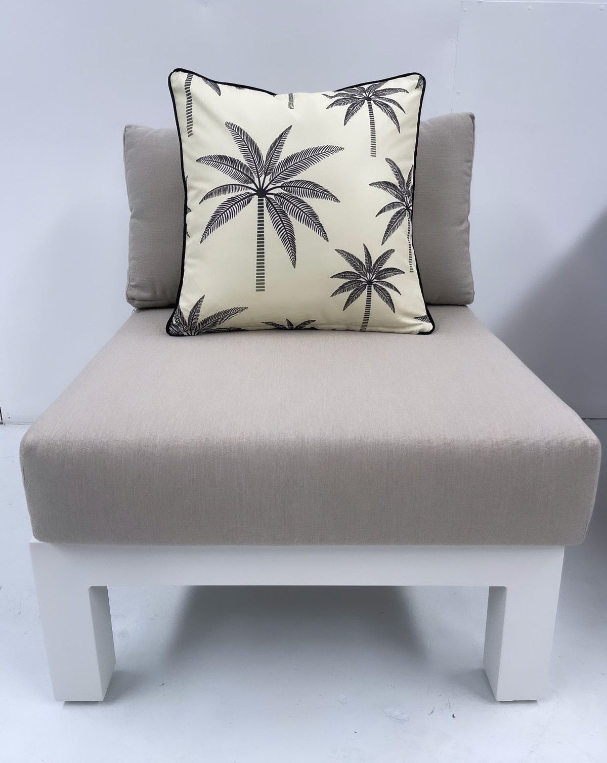 Vintage Palm in Zesty Olive Outdoor Cushion