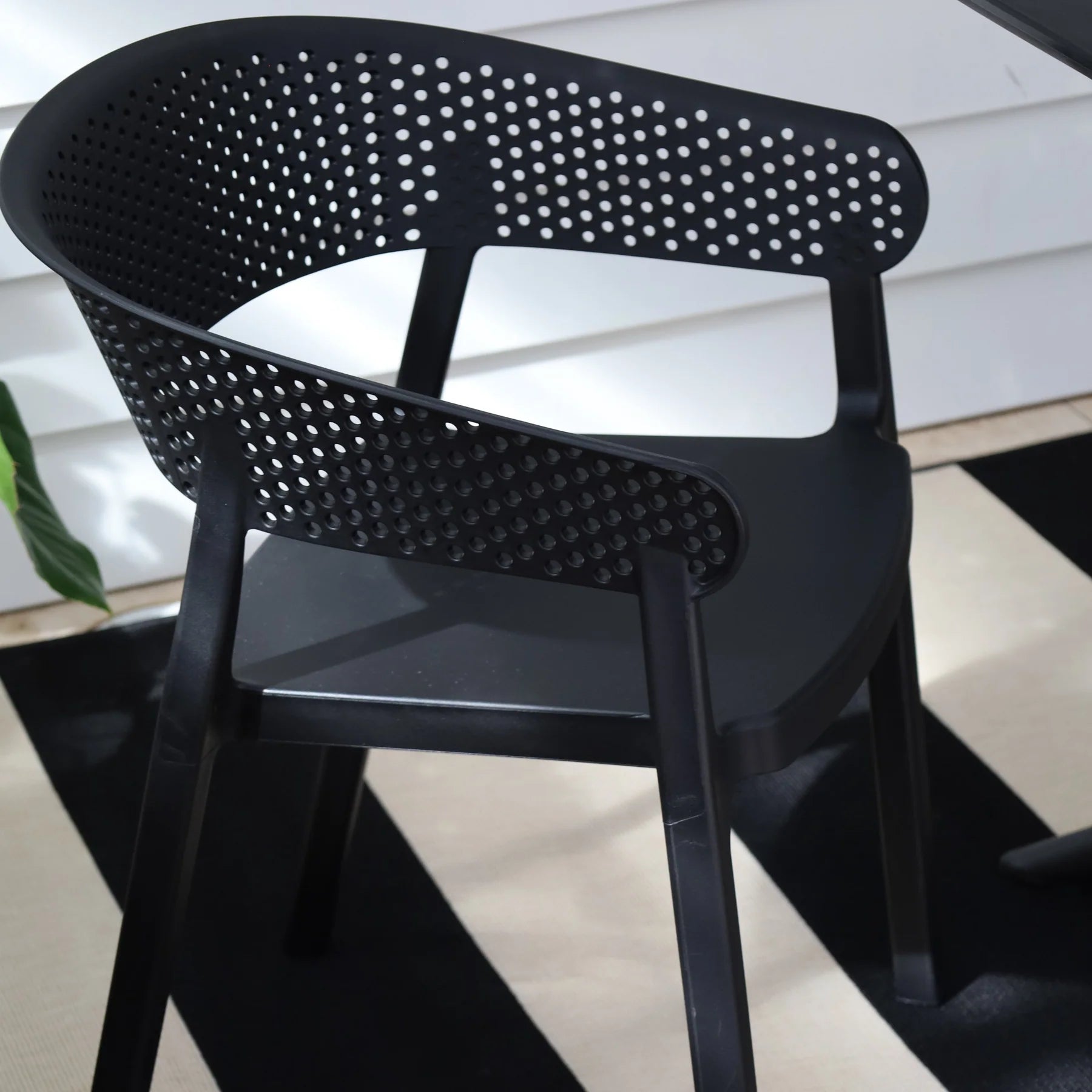 Mod Curve Back PP Outdoor Chair - Black